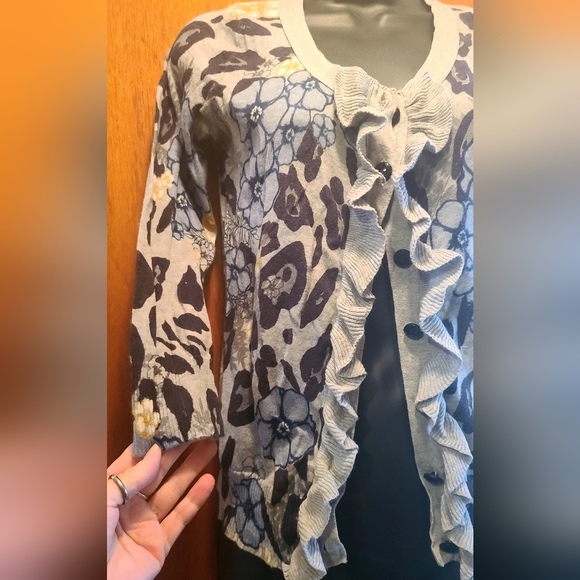 Parfait leopard & floral print gray ruffle & button front sweater szM - Picture 3 of 7